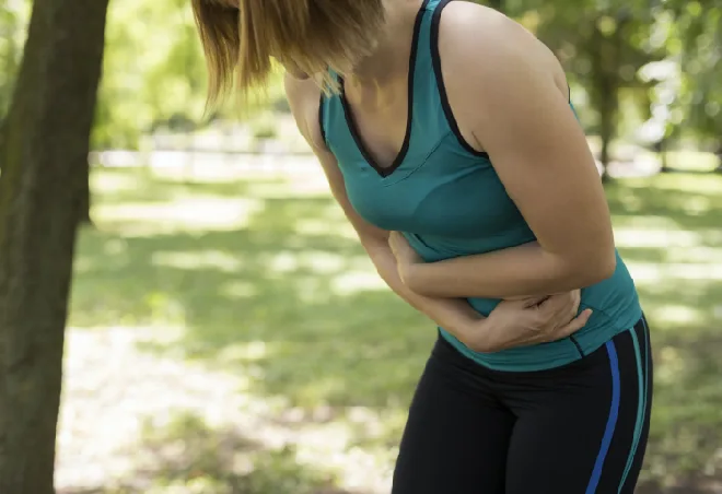 Cuando hacer ejercicio te enferma el estómago: qué saber sobre las náuseas inducidas por el ejercicio
