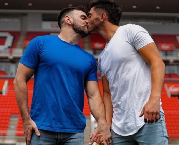 Un futbolista denunció que su club lo echó porque es gay: No miran mi talento, sino..