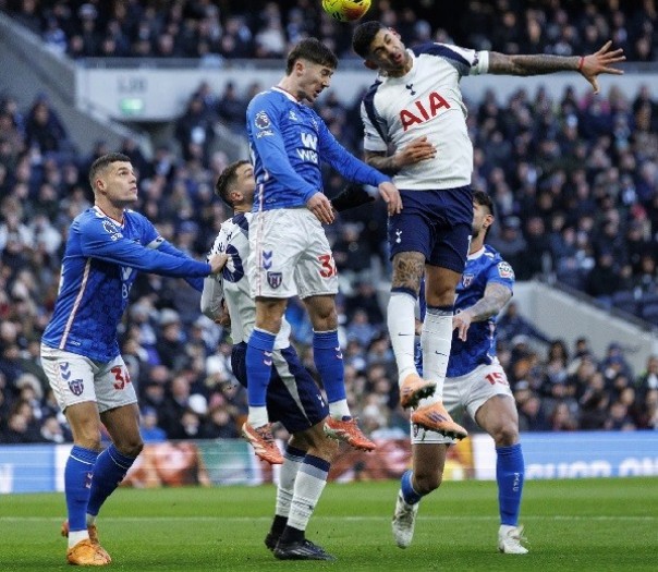 El Cuti Romero, sancionado con un partido extra y 50 000 libras de multa