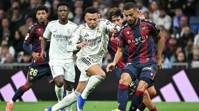 Real Madrid apaga un incendio ante el Levante en el debut en Liga de Arbeloa