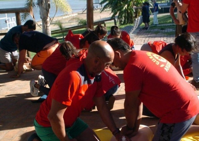 Temporada de playas: guardavidas realizan una capacitación para el uso de desfibriladores y manejo de la vía aérea