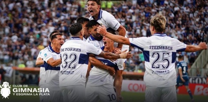 RACING SE VIO SORPRENDIDO POR GIMNASIA Y ESGRIMA LA PLATA PERDIO 2-1 EN EL DEBUT 