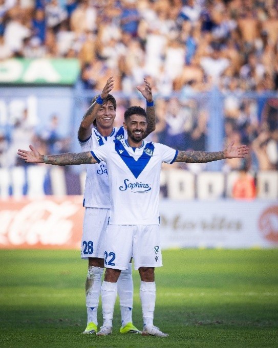 VÉLEZ ES EL PUNTERO AL GANARLE A TALLERES CÓRDOBA 2-1 
