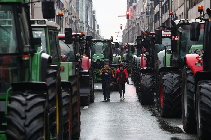 Los agricultores protestan en toda Europa y presionan a los ministros para que actúen