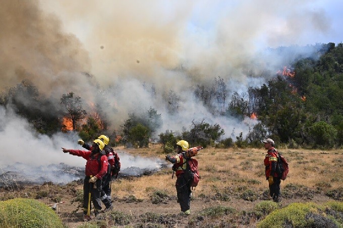 Los brigadistas lograron detener el incendio que consumió más de 650 hectáreas del Nahuel Huapi