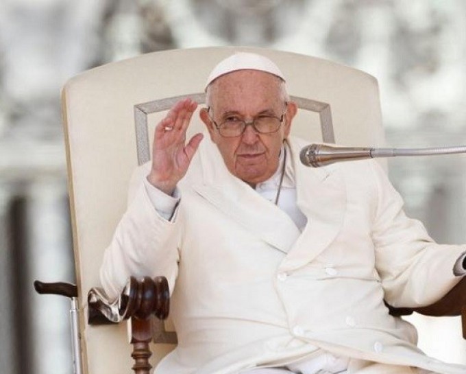 El papa muestra una ligera mejoría aunque sigue en estado crítico, según el Vaticano