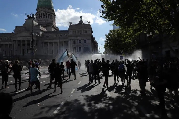 Incidentes en la marcha contra la reforma laboral: al menos 16 detenidos tras enfrentamientos con la Policía