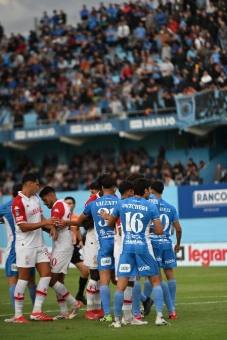 ESTUDIANTES HIZO BAILAR A TODO R&Iacute;O CUARTO CON SU PRIMERA VICTORIA