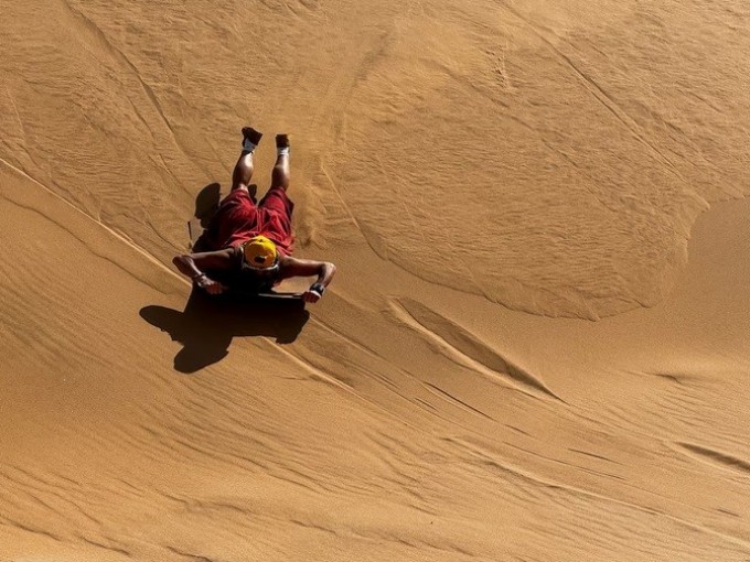 El sandboarding regresa después de COVID en la ciudad del desierto de Namibia