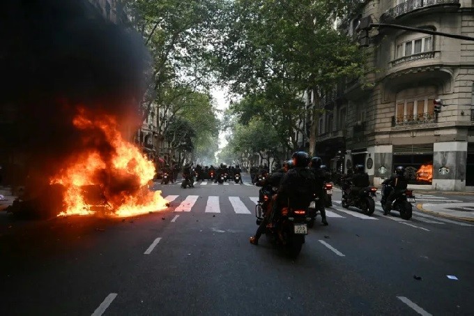 Marcha de jubilados apoyada por hinchas de fútbol deriva en fuertes enfrentamientos en Argentina