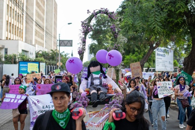 Mujeres marchan en Per&uacute; para exigir a candidatos presidenciales 