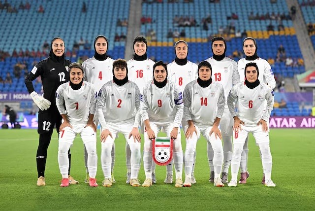 Las jugadoras de Ir&aacute;n cantan el himno final antes de retirarse de la Copa Asi&aacute;tica Femenina