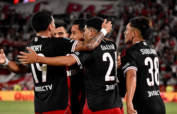 RIVER EN POLEMICO PARTIDO LE GANO A HURAC&Aacute;N 2-1