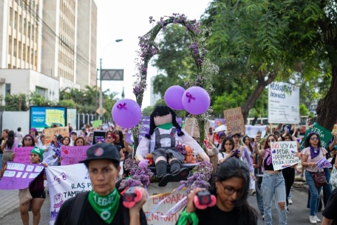 Mujeres marchan en Per&uacute; para exigir a candidatos presidenciales 