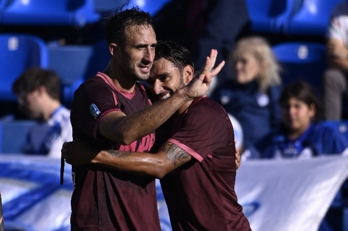 LAN&Uacute;S LE SACO EL INVICTO A V&Eacute;LEZ Y SE ACOMODA 