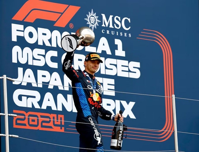 Verstappen vuelve a la senda de la victoria para liderar 1-2 a Red Bull en Japón