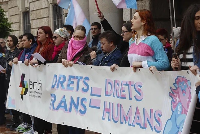 ESPAÑA: Decenas de personas se concentran contra la discriminación a los trans. Nada ni nadie podrá hacer que volvamos atrás