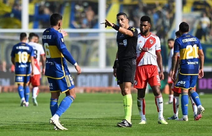 Boca derrota a River con polémica y pasa a semifinales de Copa de la Liga argentina