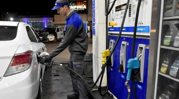 Golpe al bolsillo: mayo podría iniciar con un importante aumento en nafta y gasoil