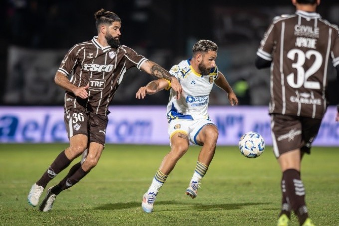 ROSARIO CENTRAL NO PUDO CON PLATENSE Y PERDIO LA PUNTA EN SU ZONA 