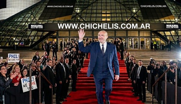 Phil Collins: El Gigante que Conquist&oacute; el Sal&oacute;n de la Fama por Partida Doble