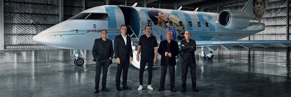 Importantes presencias del mundo del deporte y el arte en presentación de avión por Maradona