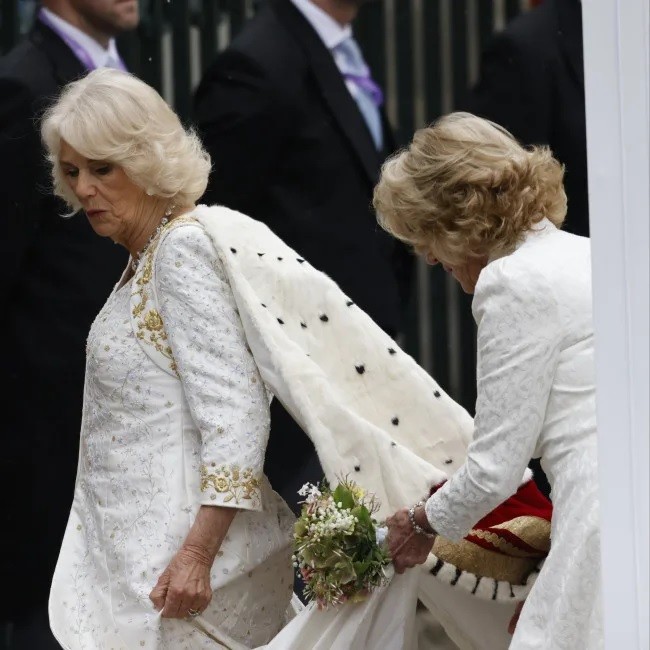 El traje de coronación de la reina Camilla en exhibición pública