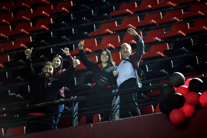 CLUB ATLETICO CÓLON UNA PASIÓN QUE MANTIENEN SUS HINCHAS, CON LLUVIA, SOL O TRUENOS 