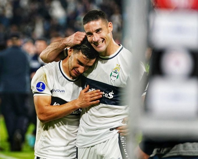 Gimnasia volvio a hacer palpitar La Plata, le ganó sobre el final a Independiente Santa Fe y mantiene chances en Copa Sudamericana
