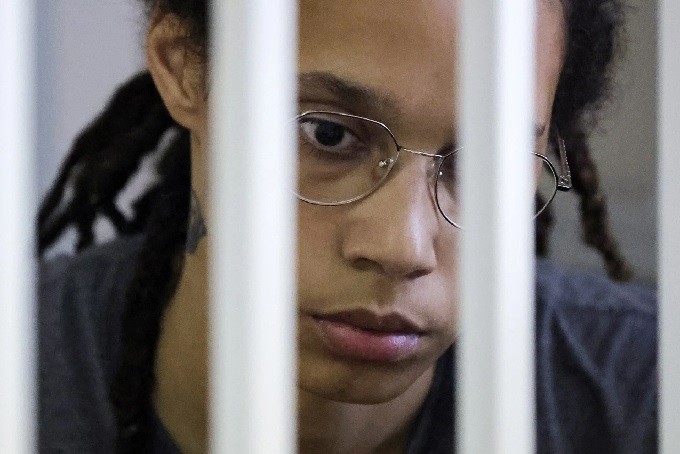 Brittney Griner dice que había nidos de araña y sangre en la cama de su prisión en Rusia