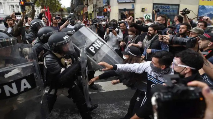 Incidentes en una nueva marcha de jubilados frente al Congreso: la Policía demoró al padre Paco Olveira