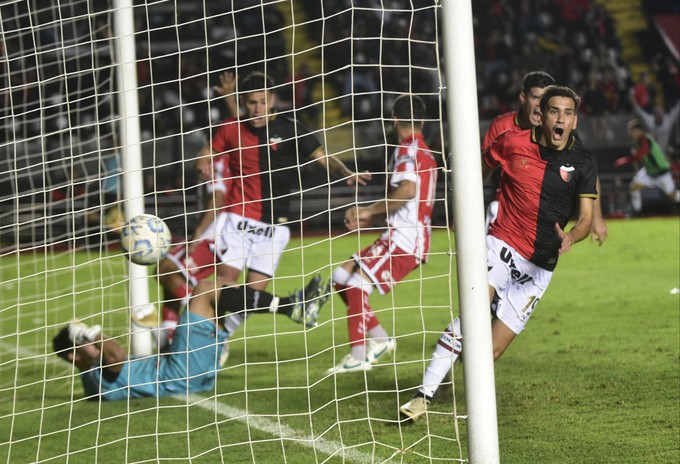 CLUB ATLETICO COLÓN COSTO, SUDOR, PACIENCIA, DE LOS HINCHAS, PERO LE GANO 1 -0 A TALLERES REMEDIOS ESCALADA