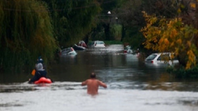 Rescataron 37 alumnos, muchos varados y emitiron alerta roja para 15 municipios en Buenos Aires