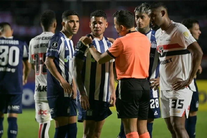 Venezolano Miguel Navarro denuncia xenofobia de jugador del Sao Paulo en Libertadores