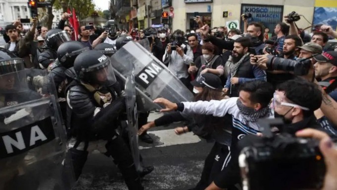 Incidentes en una nueva marcha de jubilados frente al Congreso: la Policía demoró al padre Paco Olveira