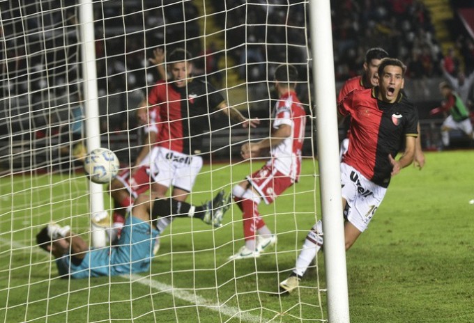 CLUB ATLETICO COLÓN COSTO, SUDOR, PACIENCIA, DE LOS HINCHAS, PERO LE GANO 1 -0 A TALLERES REMEDIOS ESCALADA