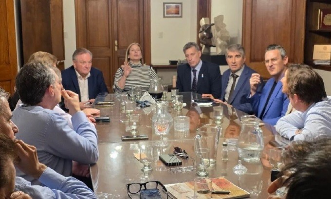 El Bloque de senadores de Unidos Santa Fe mantuvo una reunión de trabajo con los ministros Bastia y Olivares
