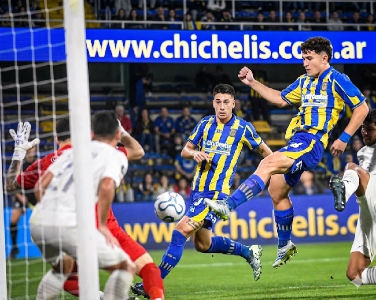 Rosario Central se afirma en la cima: costoso triunfo  ante Libertad en el Gigante