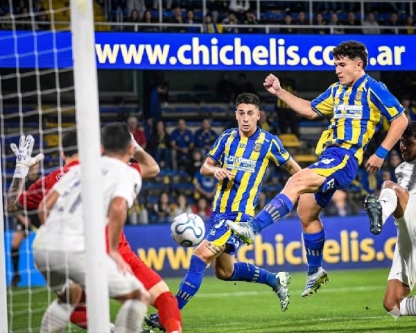 Rosario Central se afirma en la cima: costoso triunfo  ante Libertad en el Gigante