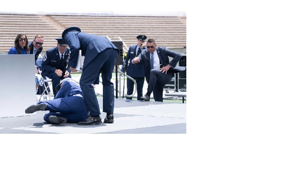 Joe Biden se tropieza y cae al suelo en una ceremonia de graduación de militares
