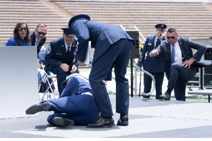 Joe Biden se tropieza y cae al suelo en una ceremonia de graduación de militares