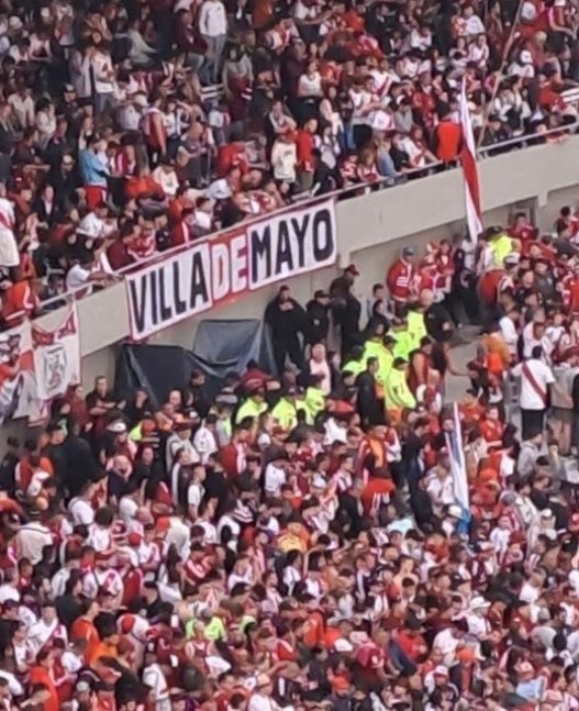 River y Defensa y Justicia se suspendió por muerte de un hincha que se suicido desde tribuna