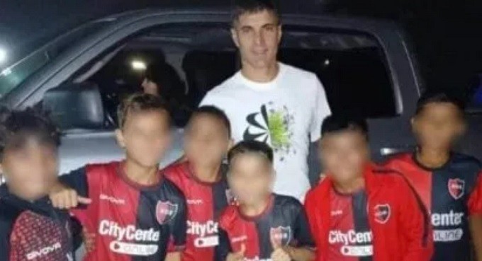 Newell's verguenza dan los dirigentes separando a los nenes de 9 años que se sacaron una foto con Malcorra 