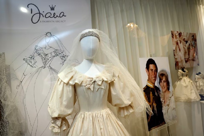 La Princesa Diana la mayor subasta incluye vestidos, sombreros y bolsos
