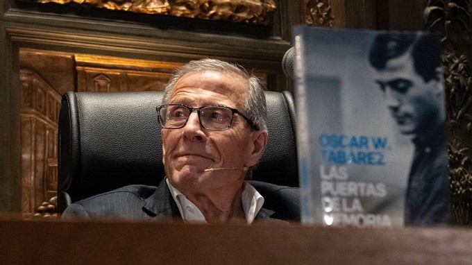 Maestro Tabárez presenta su autobiografía y dice que la salida de Uruguay cambió su vida