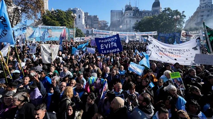 Decenas de miles de simpatizantes de Kirchner a la calle bajo el lema Argentina con Cristina