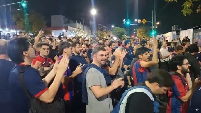San Lorenzo: hinchas se manifestaron en la sede de la avenida La Plata contra el presidente Moretti