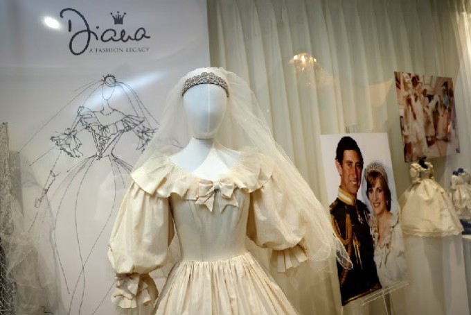 La Princesa Diana la mayor subasta incluye vestidos, sombreros y bolsos