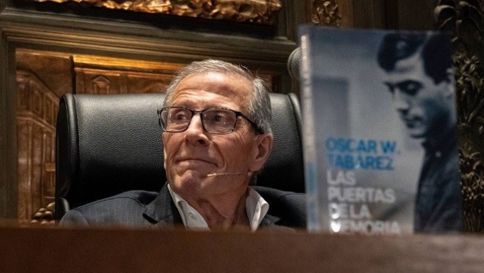 Maestro Tabárez presenta su autobiografía y dice que la salida de Uruguay cambió su vida