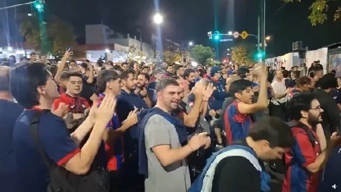 San Lorenzo: hinchas se manifestaron en la sede de la avenida La Plata contra el presidente Moretti